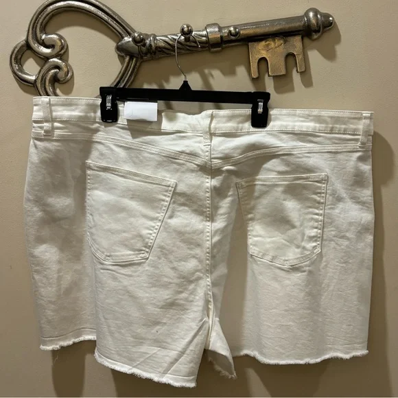 Plus Size LC LAUREN CONRAD White Super High Waisted Cut Off Shorts 24W - Picture 2 of 4